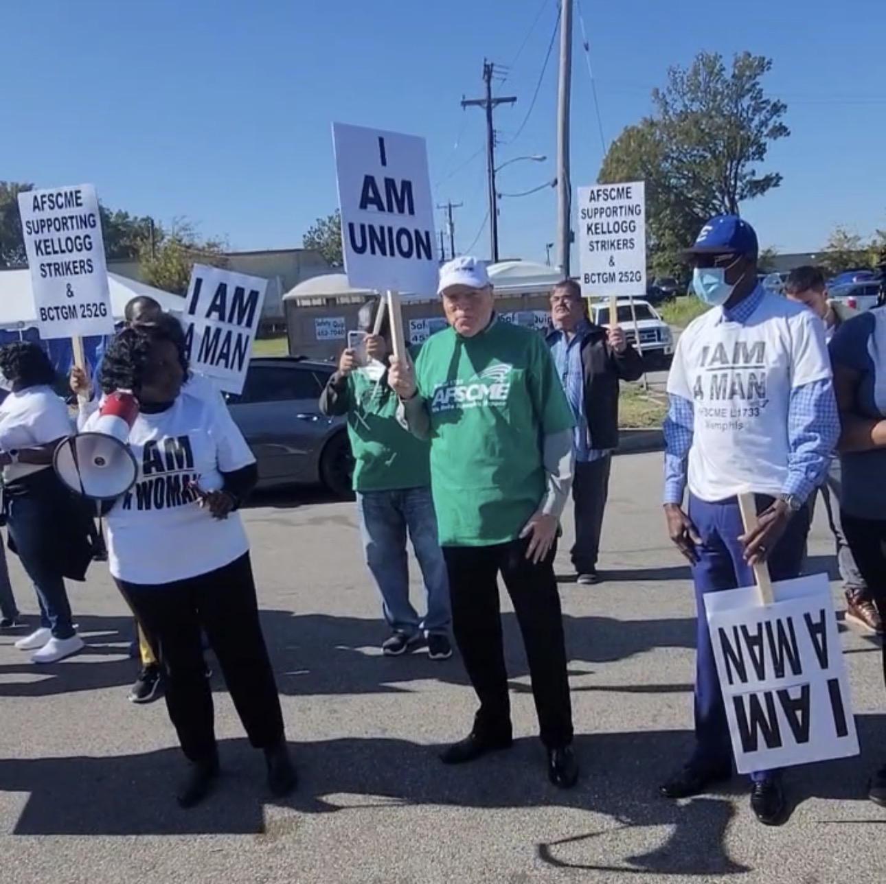 Gail Tyree with Rev. Cleo Smith and AFSCME President Lee Saunders on the Kellogg's picket line