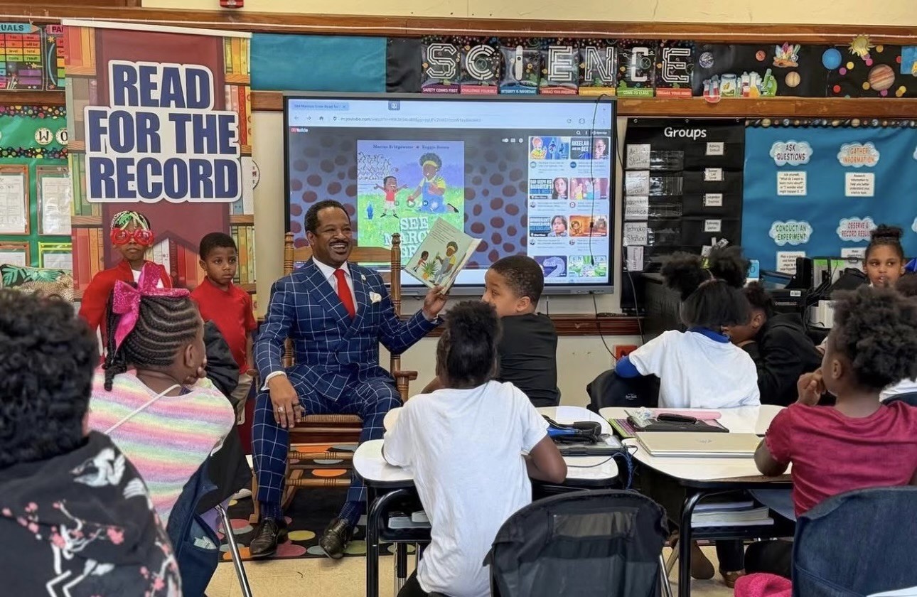 Dr. Roderick Richmond reading to MSCS students during Read for the Record